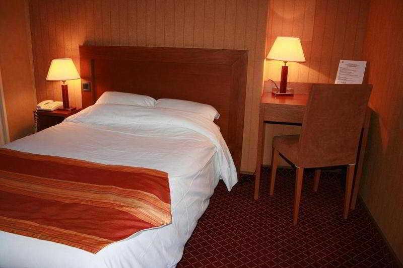 Hotel Princesse Isabelle Puteaux Szoba fotó